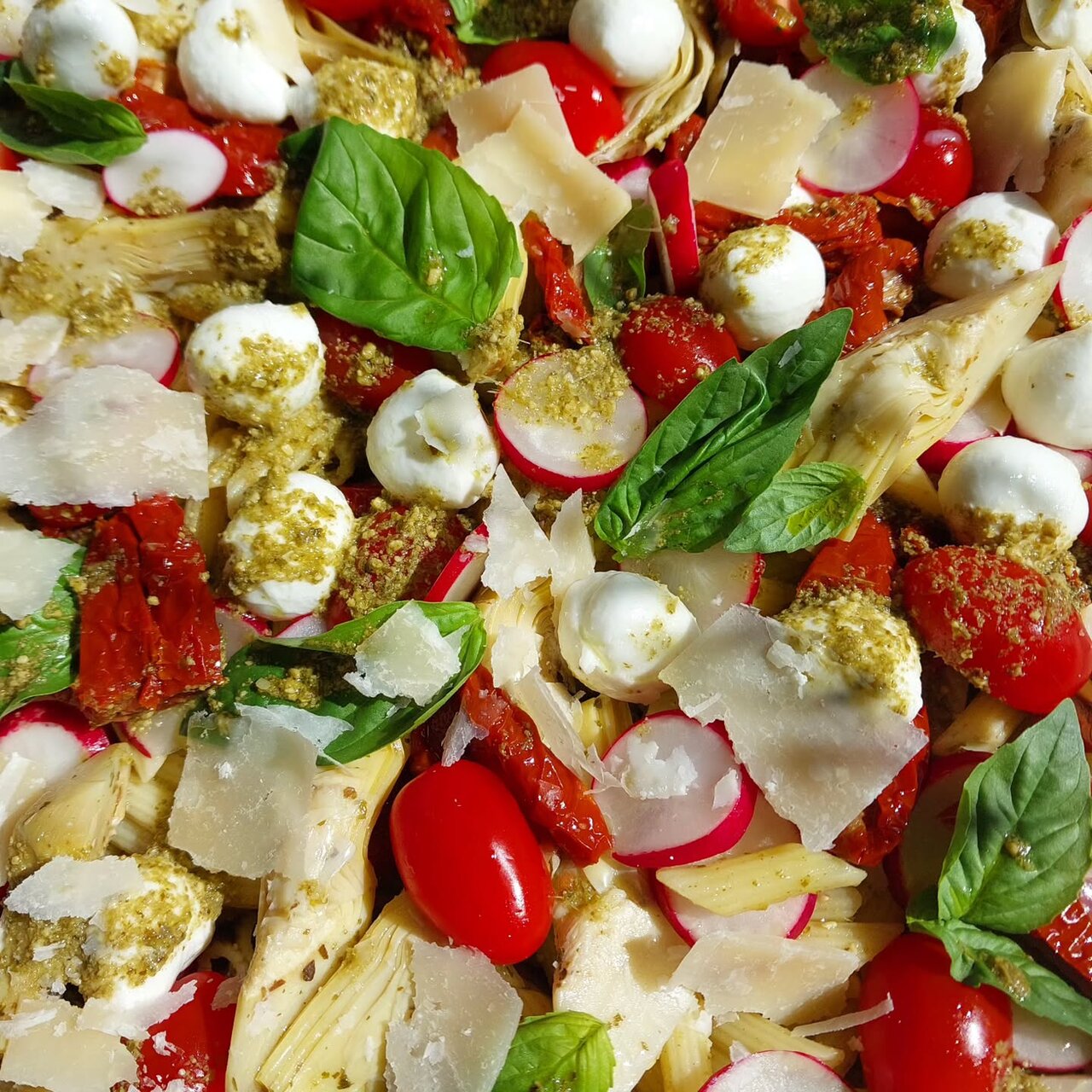 Assortiment de mozzarella, parmesan et légumes marinés pour une commande traiteur