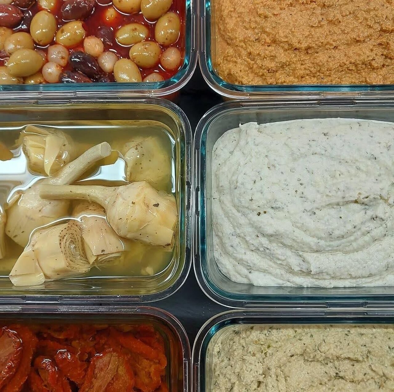 Assortiment d'antipasti et tapenades préparés par Cacio e Pepe