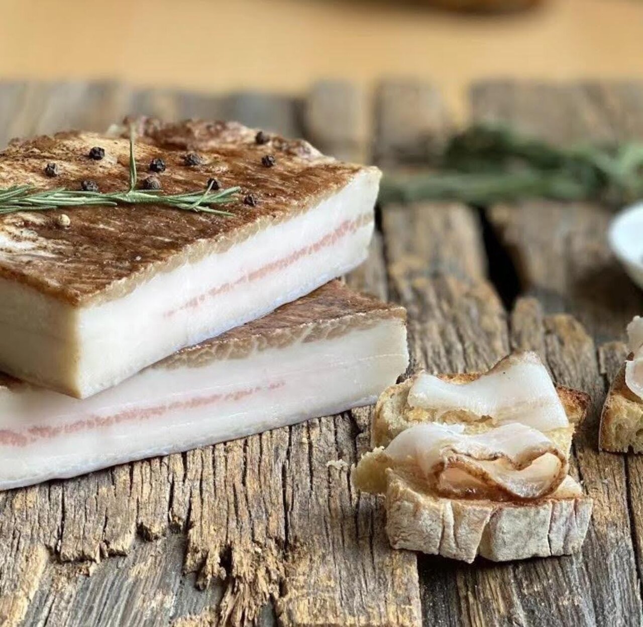Tartines de lardo maison au romarin et poivre, préparées par Cacio e Pepe